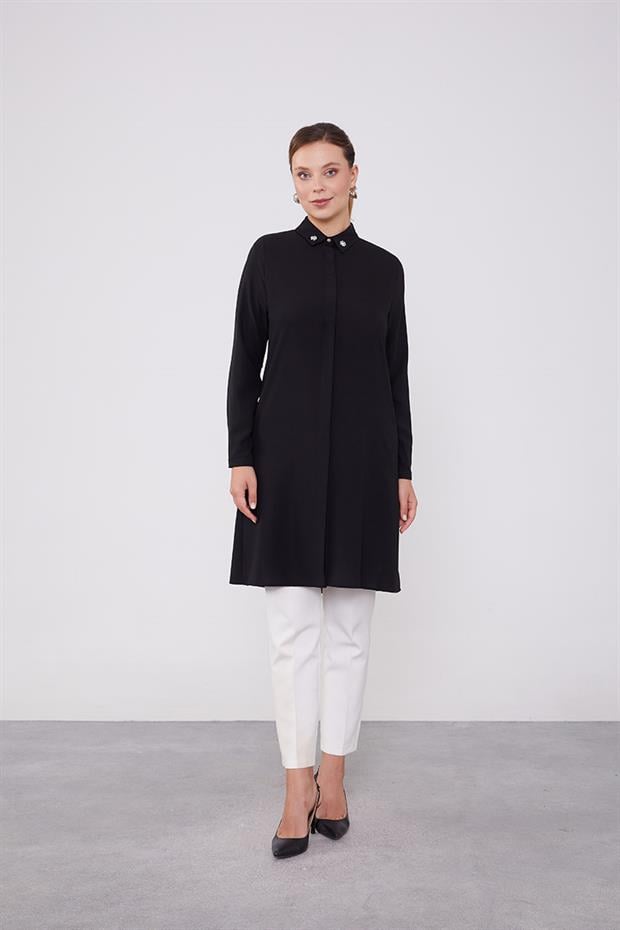 Siyah Yaka Taş Detaylı Tunik