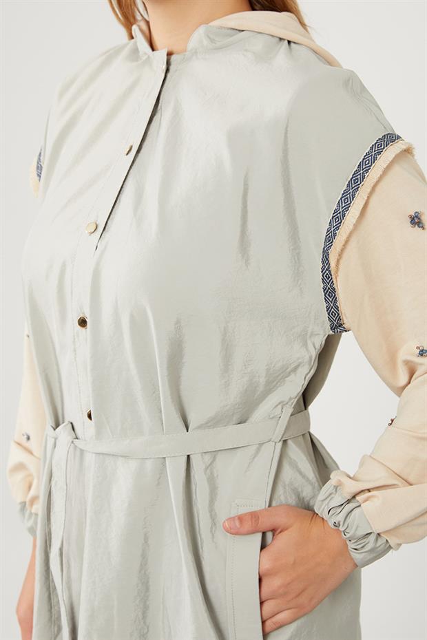 Yeşil-Bej Kapüşonlu Kolları İşlemeli Trençkot