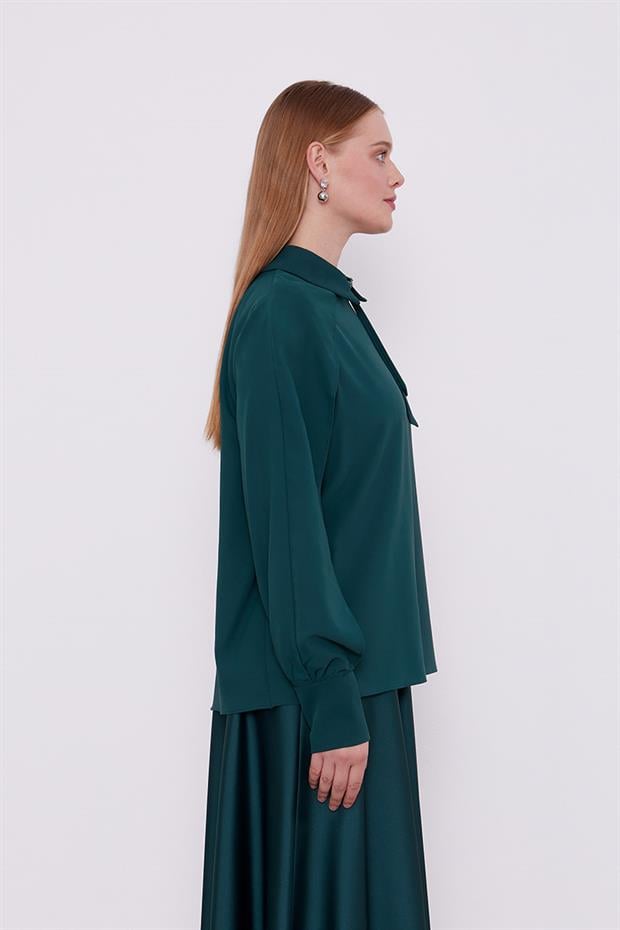 Zümrüt Yaka Taş Detaylı Bluz