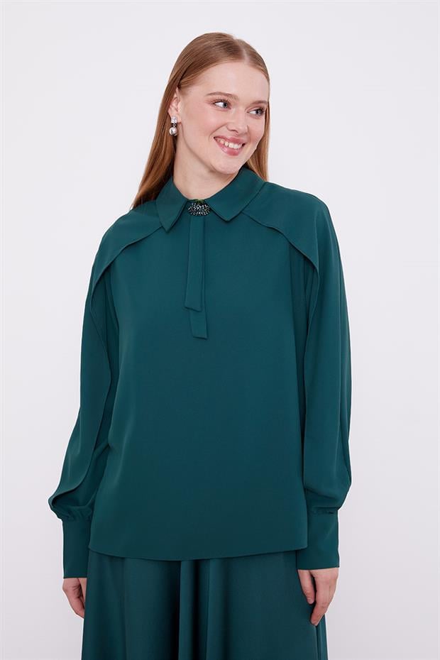 Zümrüt Yaka Taş Detaylı Bluz