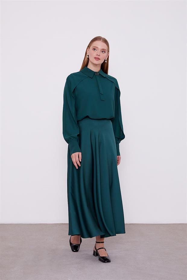 Zümrüt Yaka Taş Detaylı Bluz