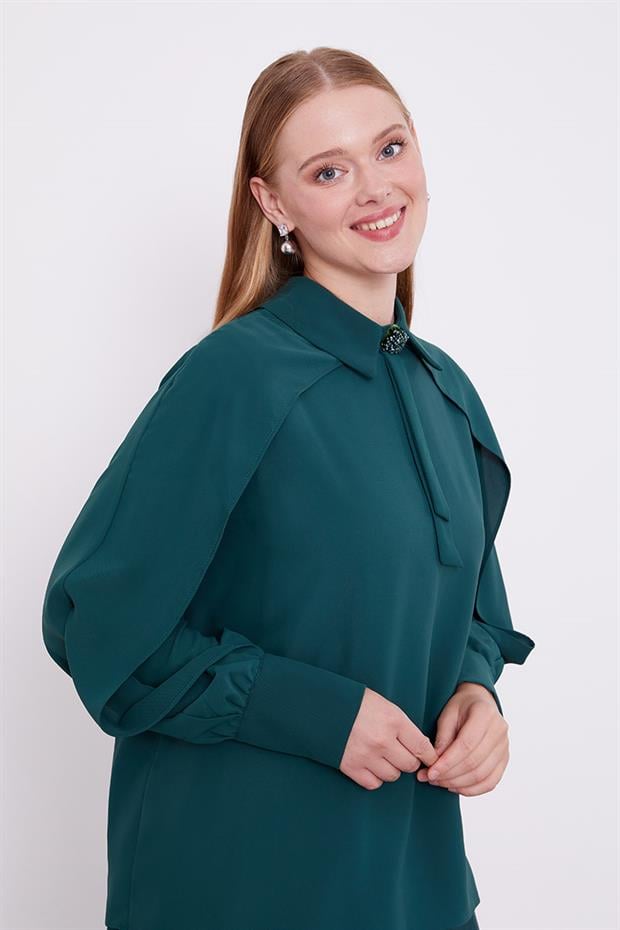 Zümrüt Yaka Taş Detaylı Bluz