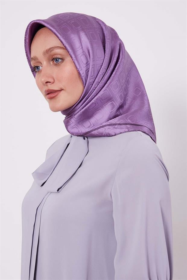 Lila Baklava Desen Monogram İpek Eşarp