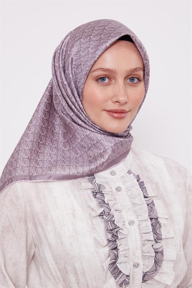Lila El Yazısı Desen Twill İpek Eşarp