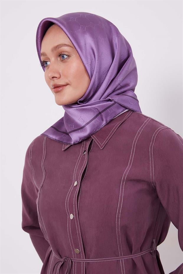 Menekşe Petek Desen Monogram İpek Eşarp