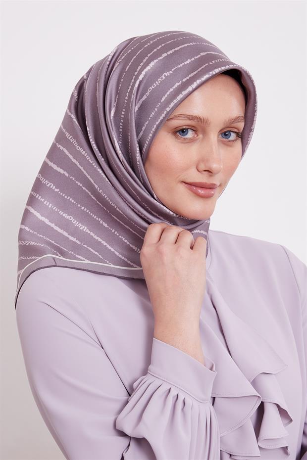 Mor Çizgili Yazı Desen Twill İpek Eşarp