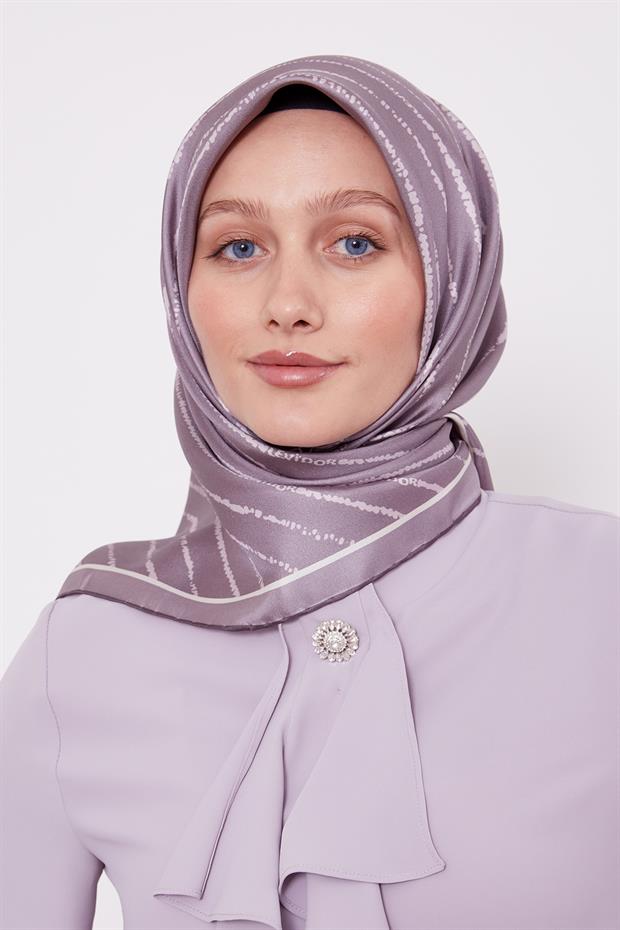 Mor Çizgili Yazı Desen Twill İpek Eşarp