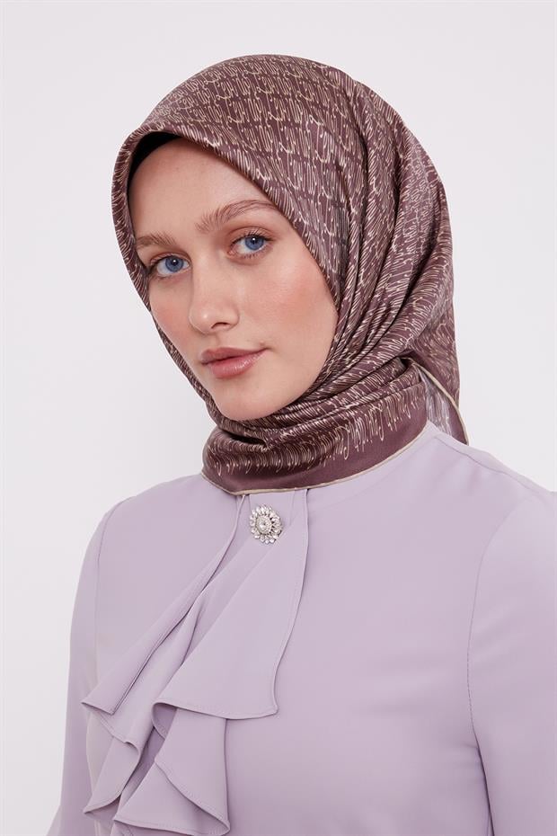 Mürdüm El Yazısı Desen Twill İpek Eşarp