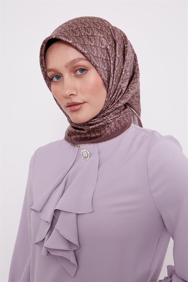 Mürdüm El Yazısı Desen Twill İpek Eşarp