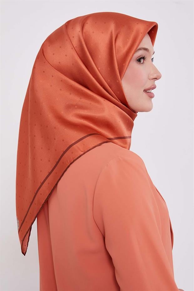 Nar Çiçeği Benek Desen Monogram İpek Eşarp