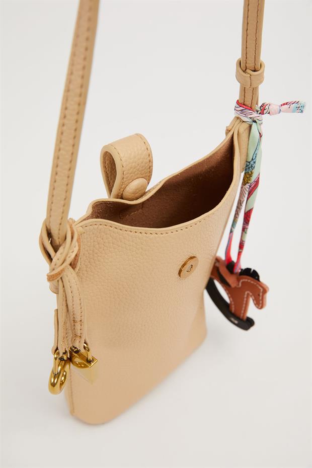 Nude Atlı Charm Detaylı Omuz Çantası