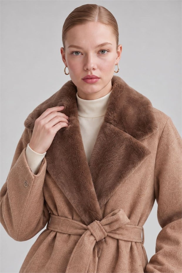 Peluş Detaylı Kaşe Kaban Toprak