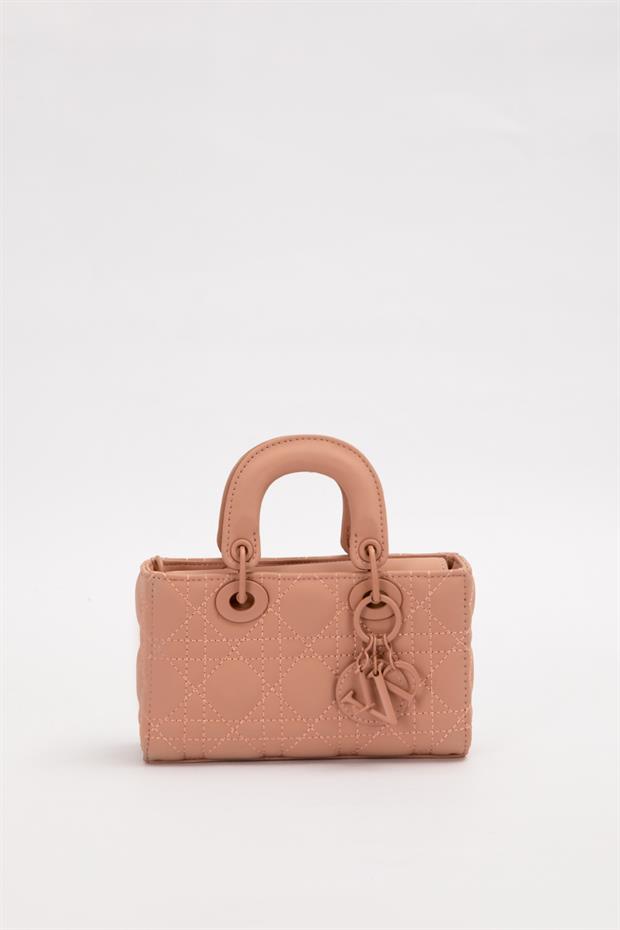 Pembe Aksesuarlı Kapitone El Çantası