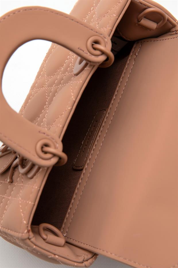 Pembe Aksesuarlı Kapitone El Çantası