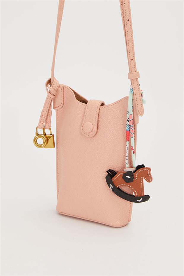 Pembe Atlı Charm Detaylı Omuz Çantası