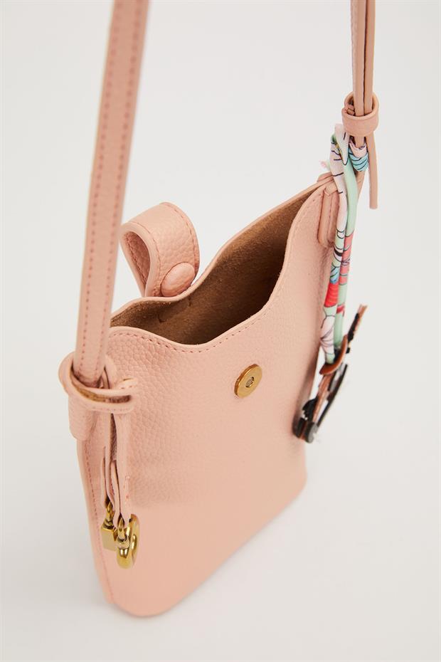 Pembe Atlı Charm Detaylı Omuz Çantası