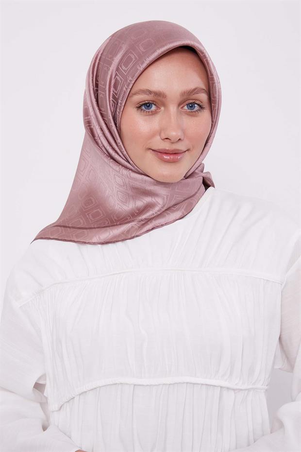 Pembe Baklava Desen Monogram İpek Eşarp