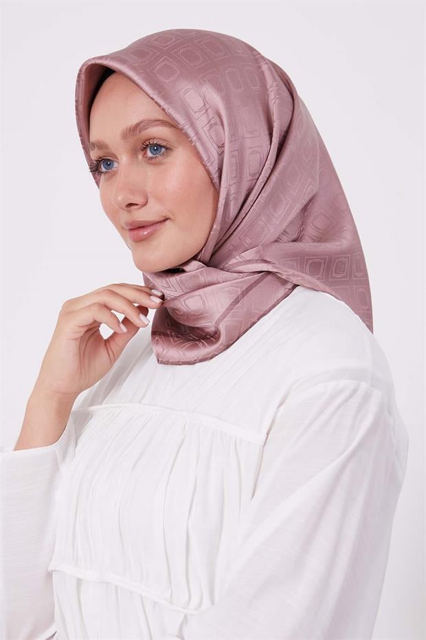 Pembe Baklava Desen Monogram İpek Eşarp