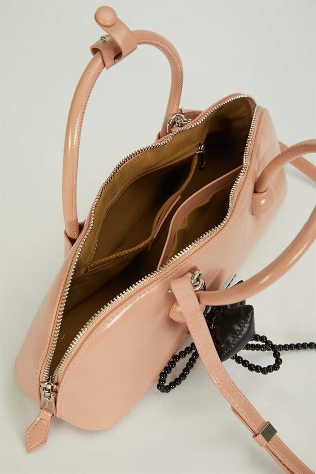 Pembe Charm Detaylı Baget Çanta