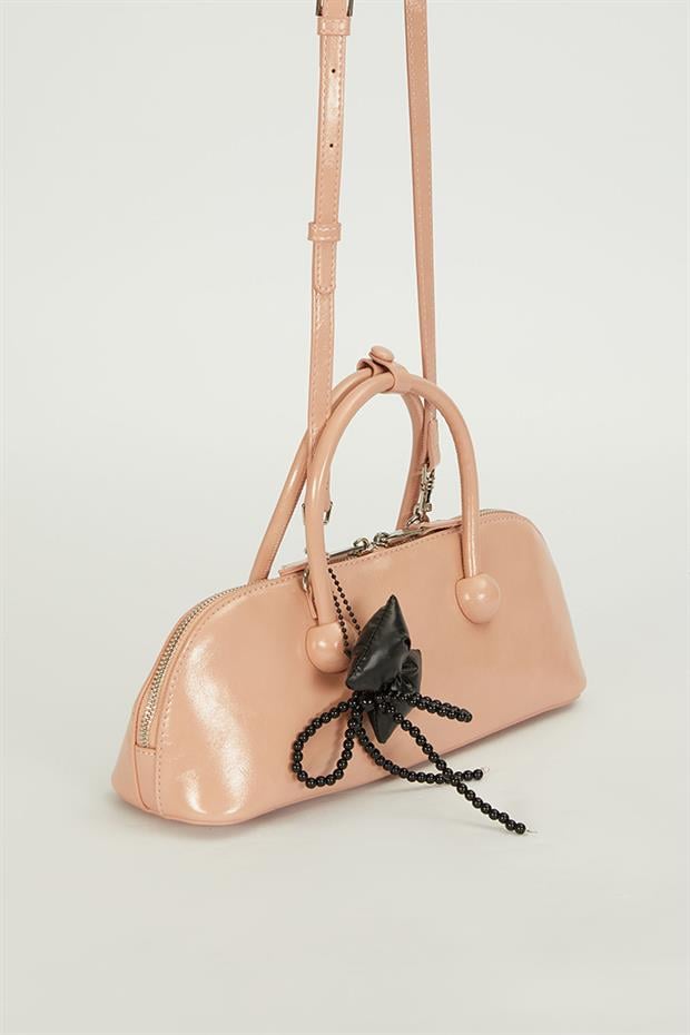 Pembe Charm Detaylı Baget Çanta