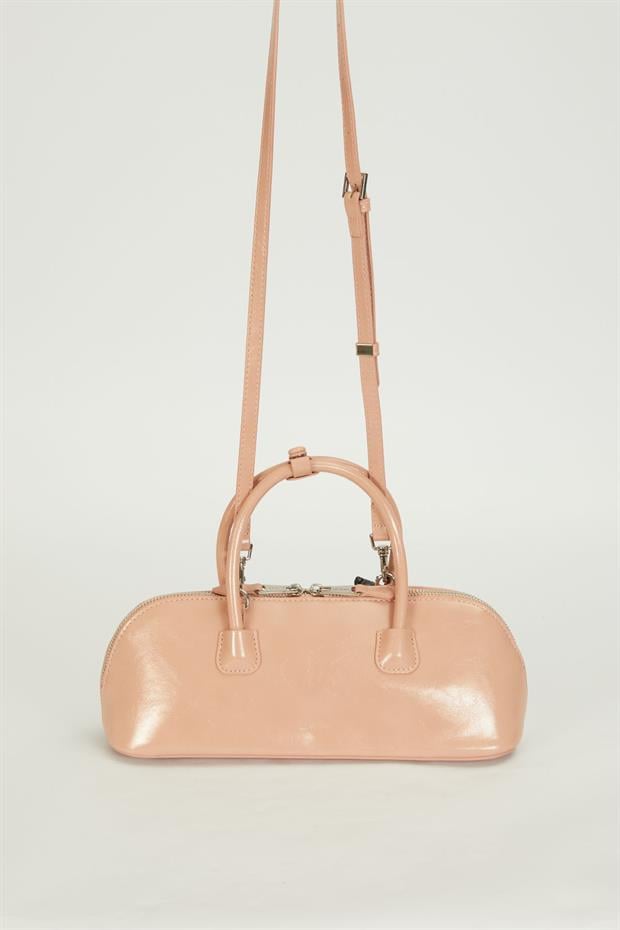 Pembe Charm Detaylı Baget Çanta