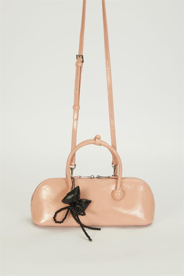 Pembe Charm Detaylı Baget Çanta