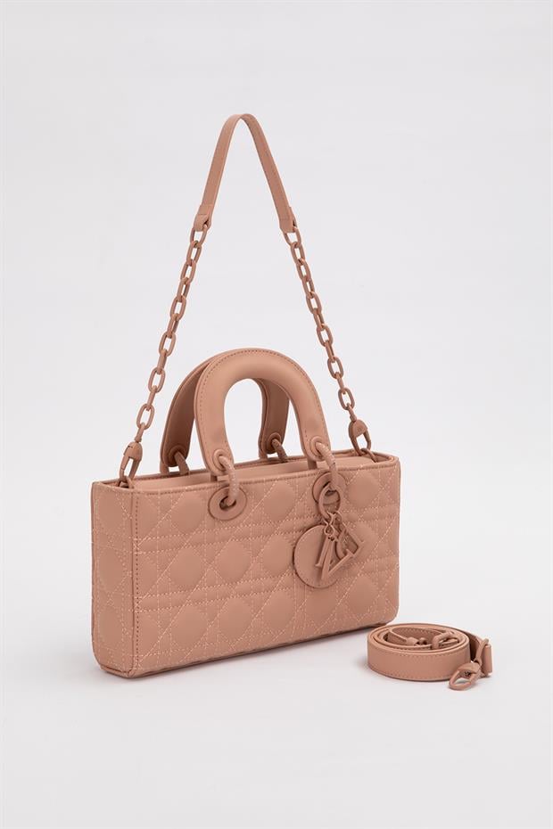 Pembe Logo Aksesuar Zincirli Omuz Çantası
