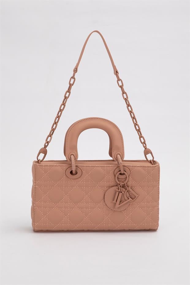 Pembe Logo Aksesuar Zincirli Omuz Çantası