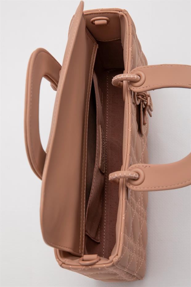 Pembe Logo Aksesuar Zincirli Omuz Çantası