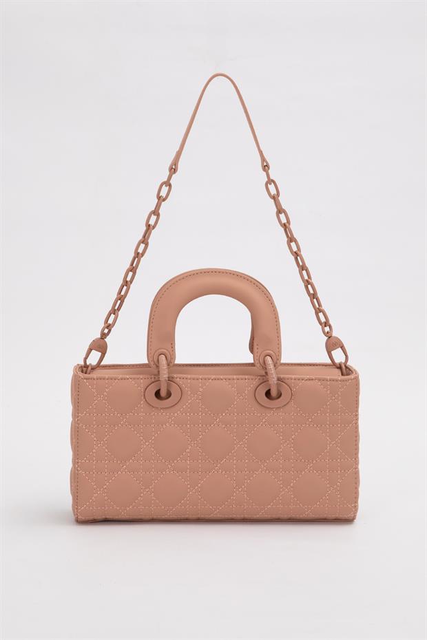 Pembe Logo Aksesuar Zincirli Omuz Çantası