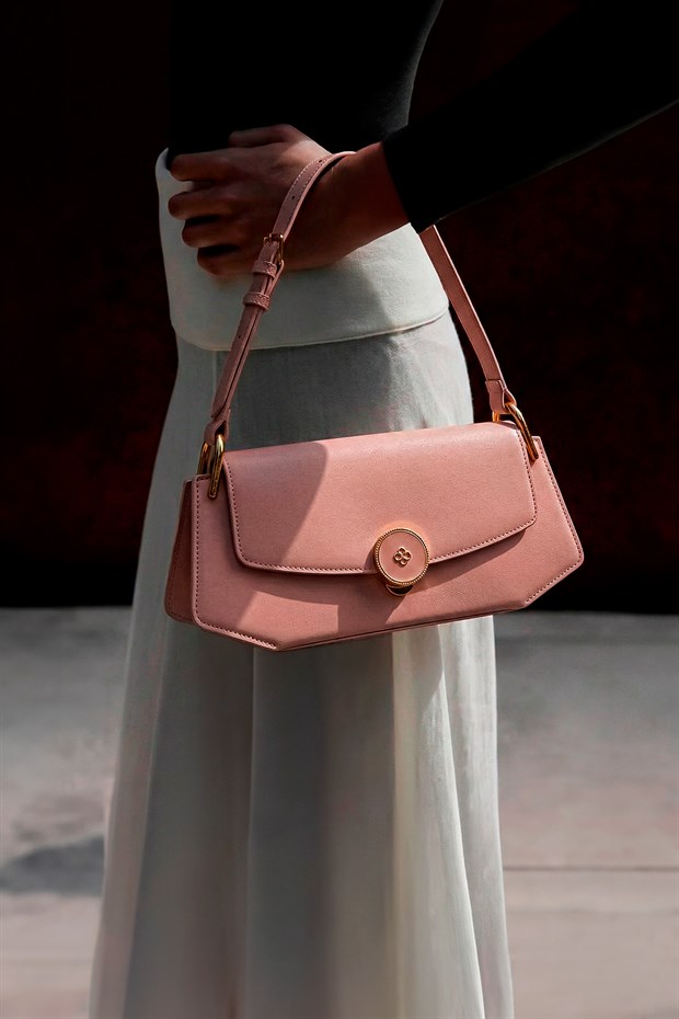 Pembe Oval Gold Aksesuarlı Omuz Çantası