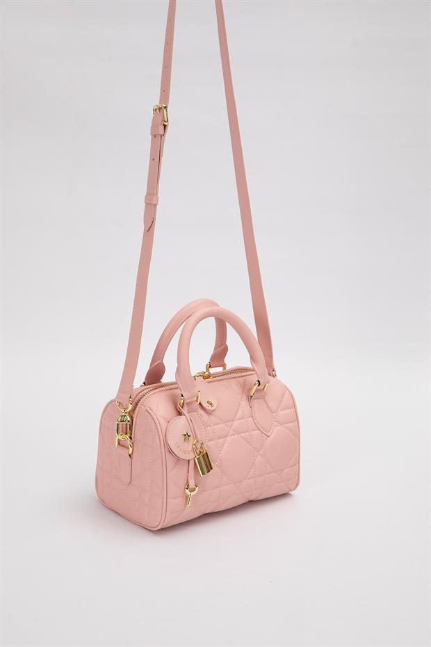 Pembe Yıldız Aksesuar Detaylı El Çantası