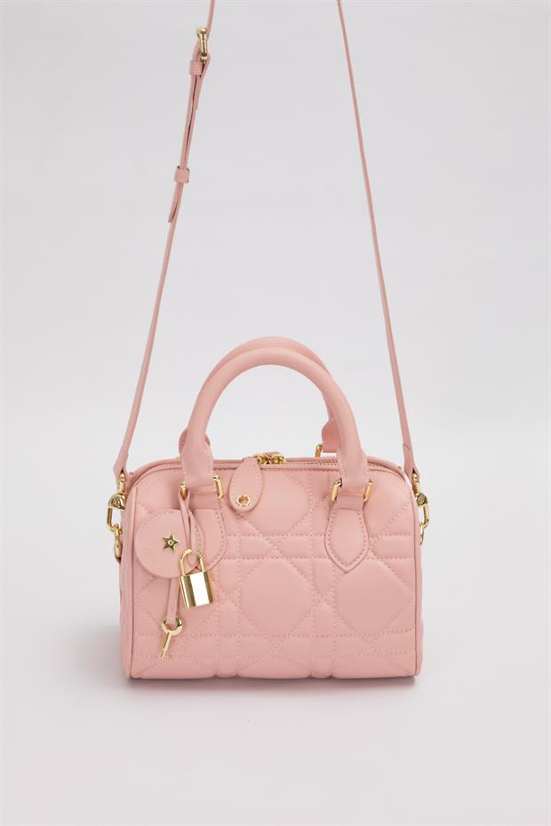 Pembe Yıldız Aksesuar Detaylı El Çantası