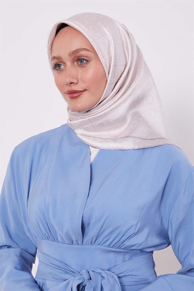 Pudra Baklava Desen Monogram İpek Eşarp