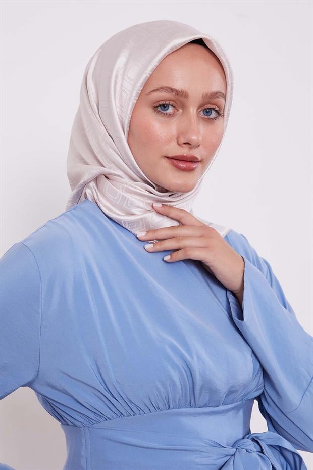 Pudra Baklava Desen Monogram İpek Eşarp