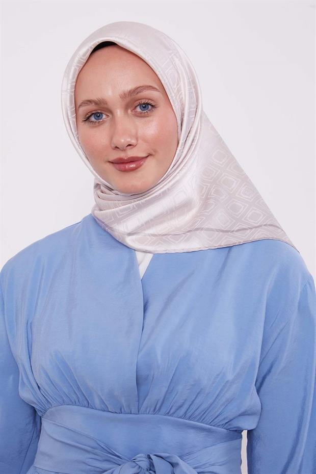 Pudra Baklava Desen Monogram İpek Eşarp