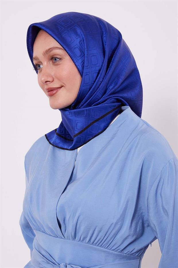 Saks Baklava Desen Monogram İpek Eşarp