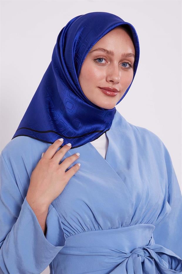 Saks Baklava Desen Monogram İpek Eşarp