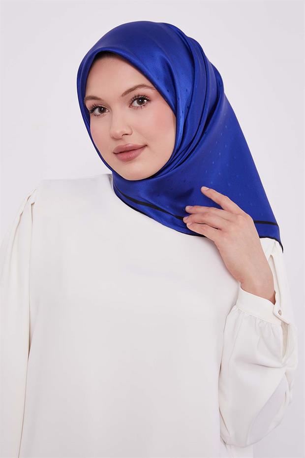 Saks Benek Desen Monogram İpek Eşarp