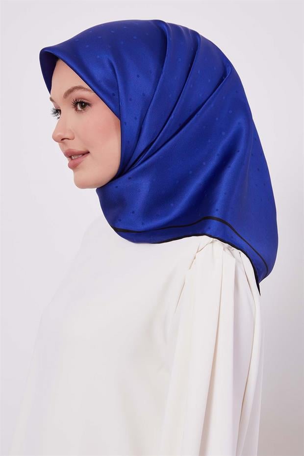 Saks Benek Desen Monogram İpek Eşarp