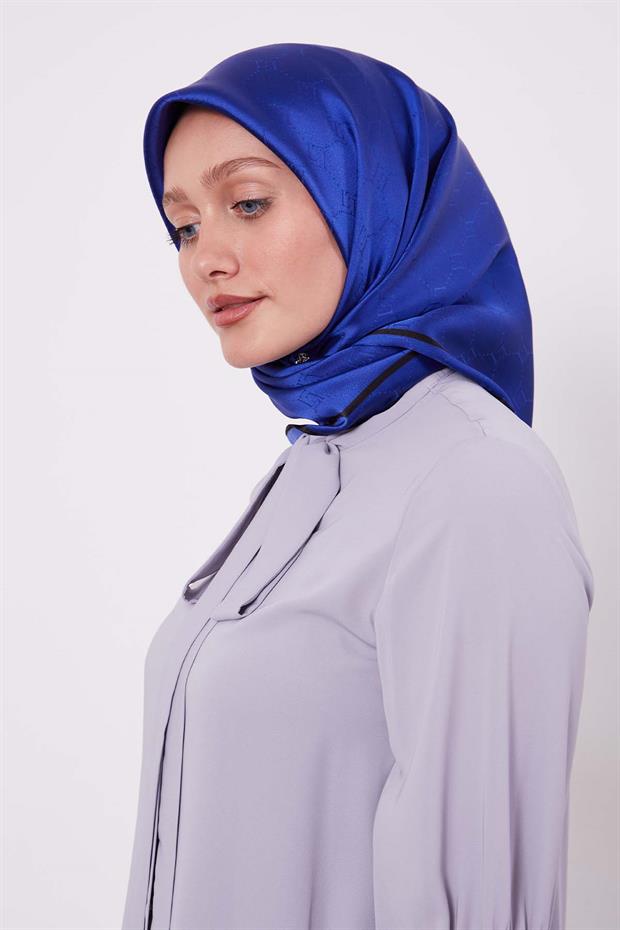 Saks Petek Desen Monogram İpek Eşarp