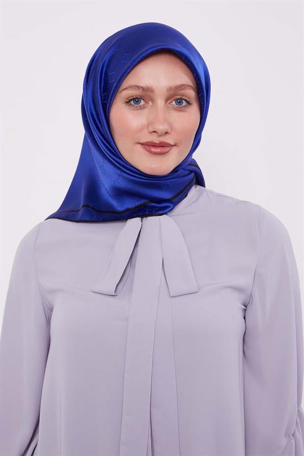 Saks Petek Desen Monogram İpek Eşarp