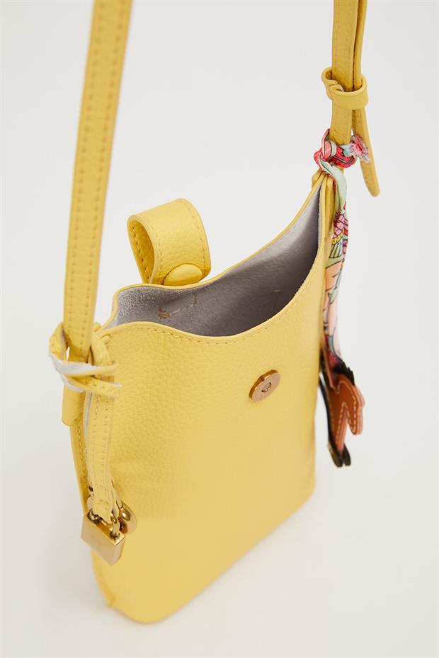 Sarı Atlı Charm Detaylı Omuz Çantası