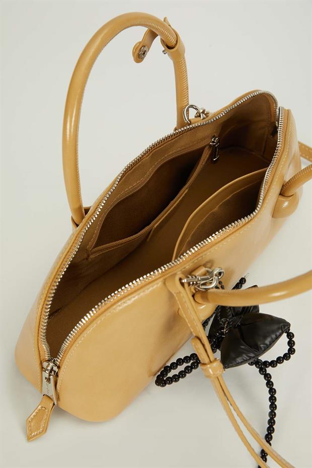 Sarı Charm Detaylı Baget Çanta