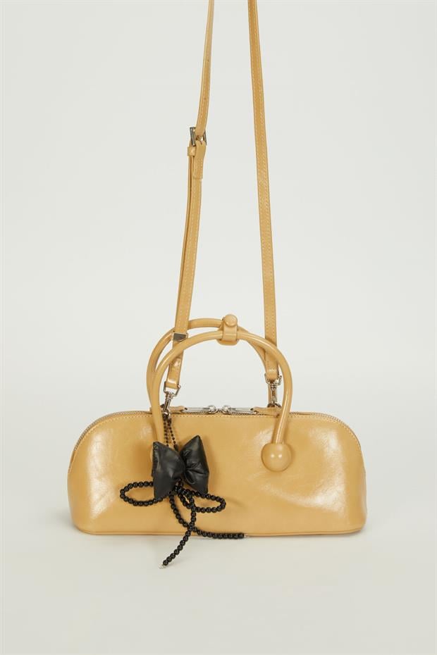 Sarı Charm Detaylı Baget Çanta