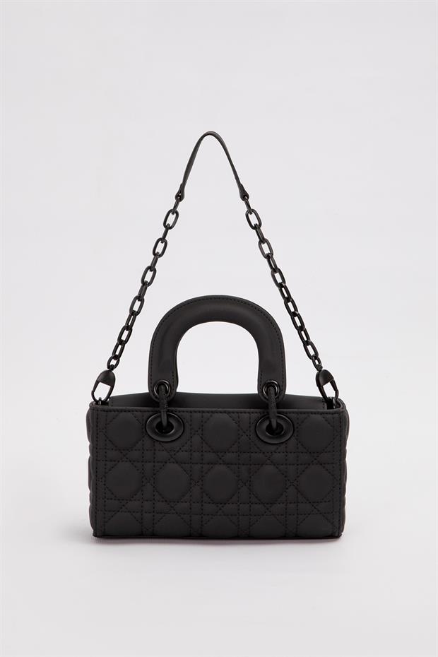 Siyah Zincir Aksesuarlı Kapitone El Çantası