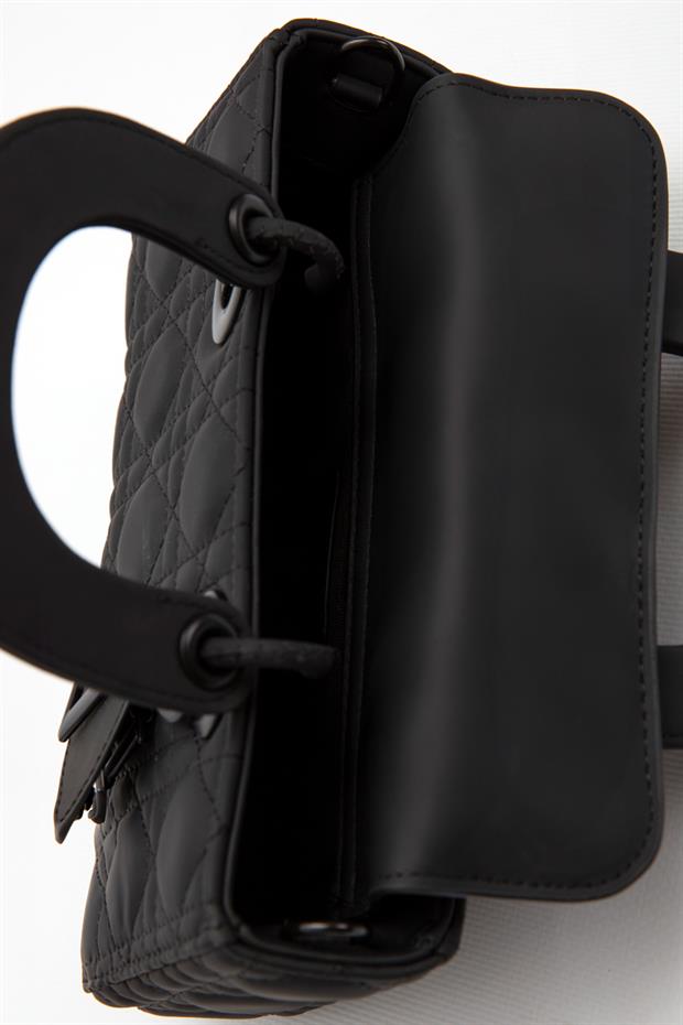 Siyah Zincir Aksesuarlı Kapitone El Çantası