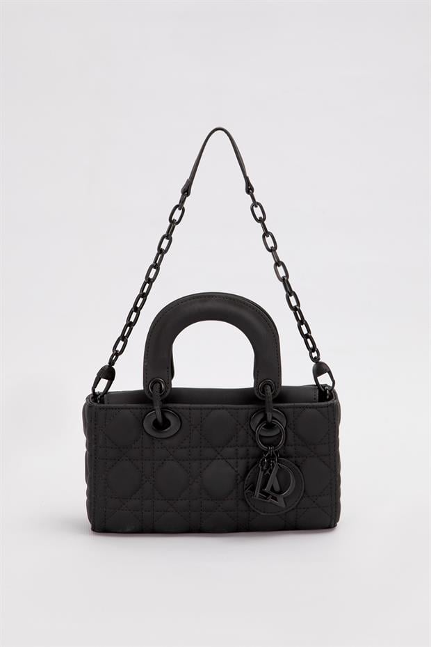 Siyah Zincir Aksesuarlı Kapitone El Çantası