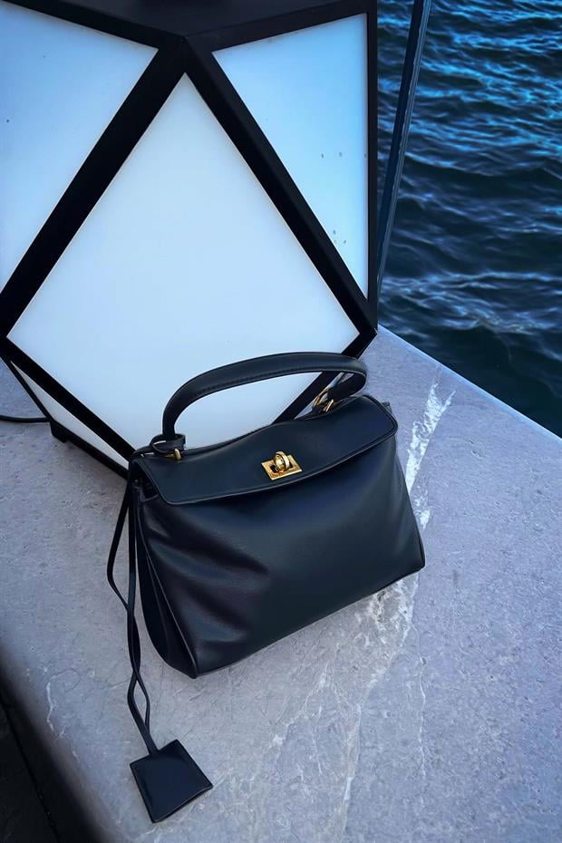 Siyah Aksesuar Detaylı El Çantası