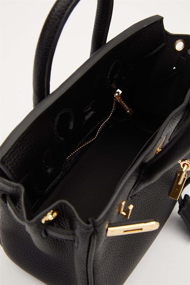 Siyah Aksesuar Detaylı Kare El Çantası